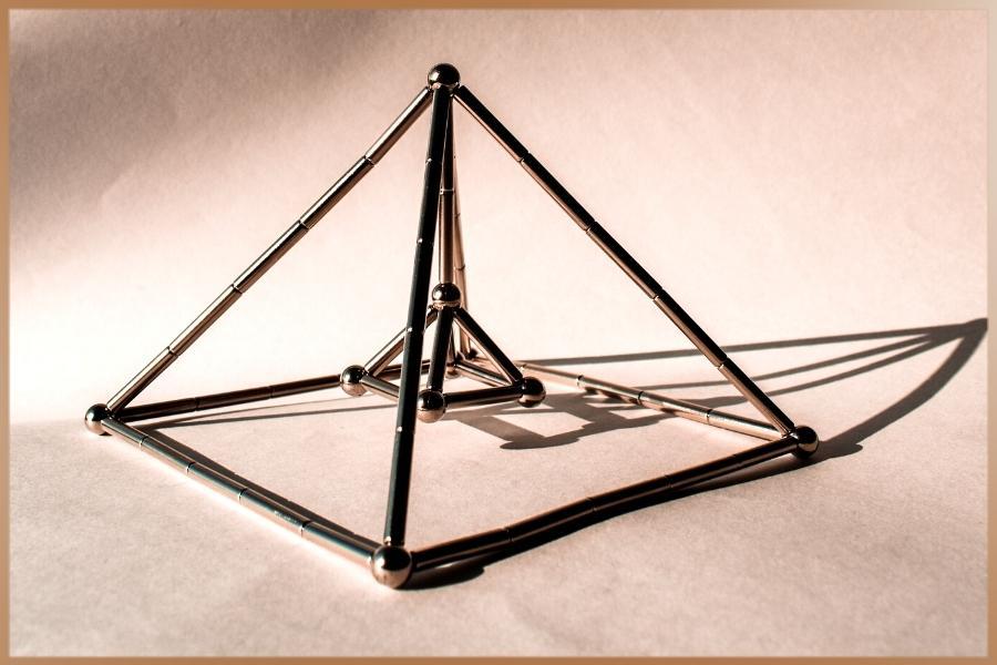 Magnetic pyramid shaped structure and shadow